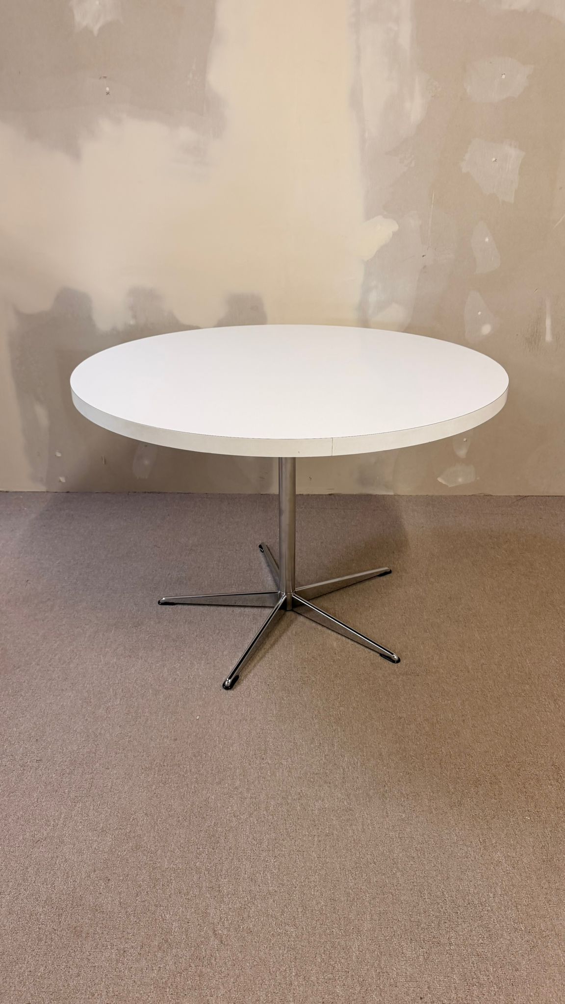 Runder vintage Tisch weiss mit Chromfuss in Sternenform