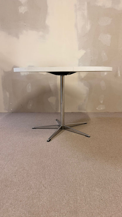 Runder vintage Tisch weiss mit Chromfuss in Sternenform