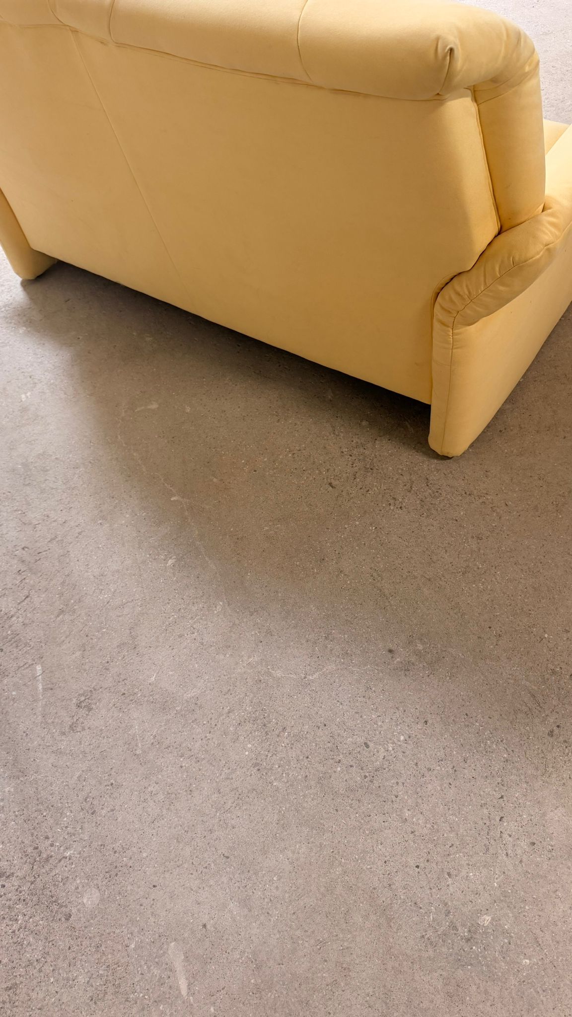 2-Sitzer Sofa mit verstellbaren Armlehnen in Cremefarbe