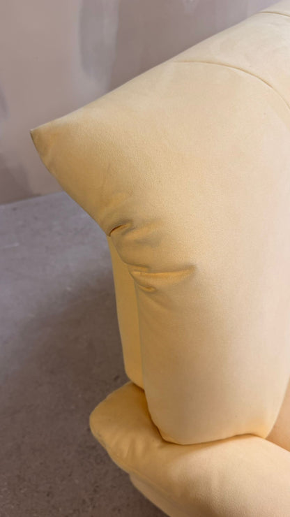 2-Sitzer Sofa mit verstellbaren Armlehnen in Cremefarbe
