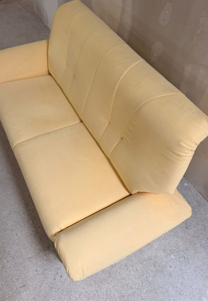 2-Sitzer Sofa mit verstellbaren Armlehnen in Cremefarbe