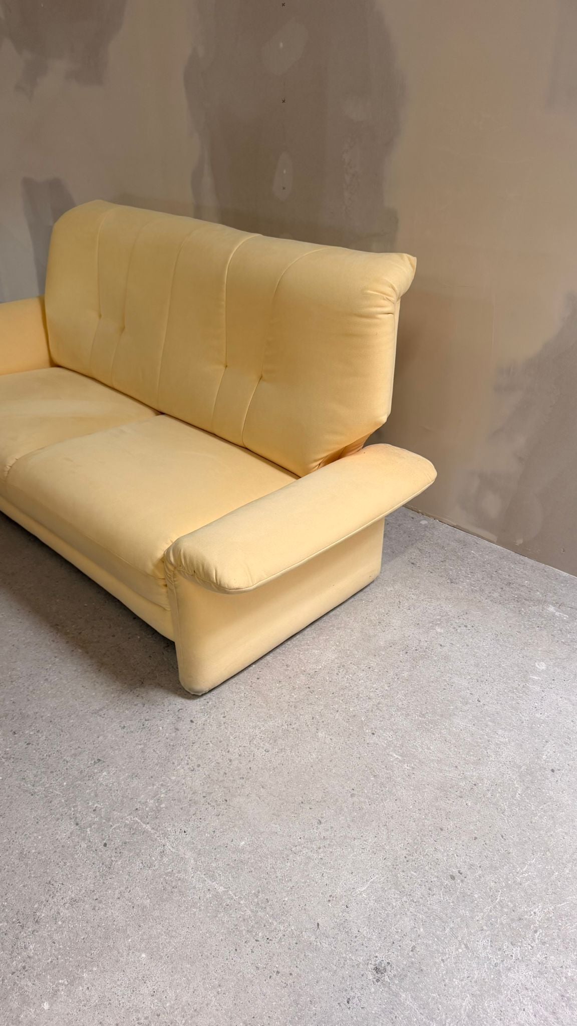 2-Sitzer Sofa mit verstellbaren Armlehnen in Cremefarbe