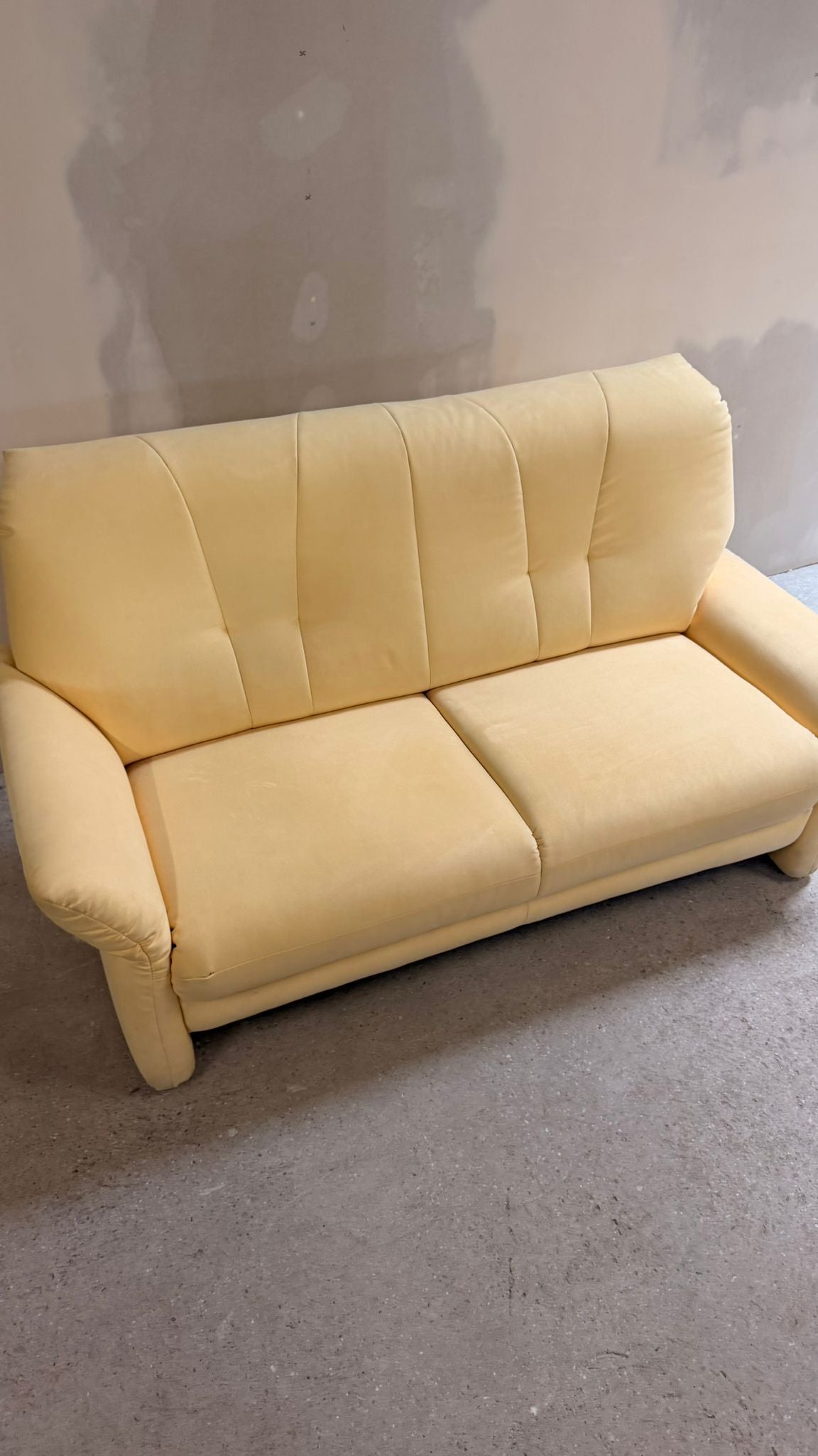 2-Sitzer Sofa mit verstellbaren Armlehnen in Cremefarbe
