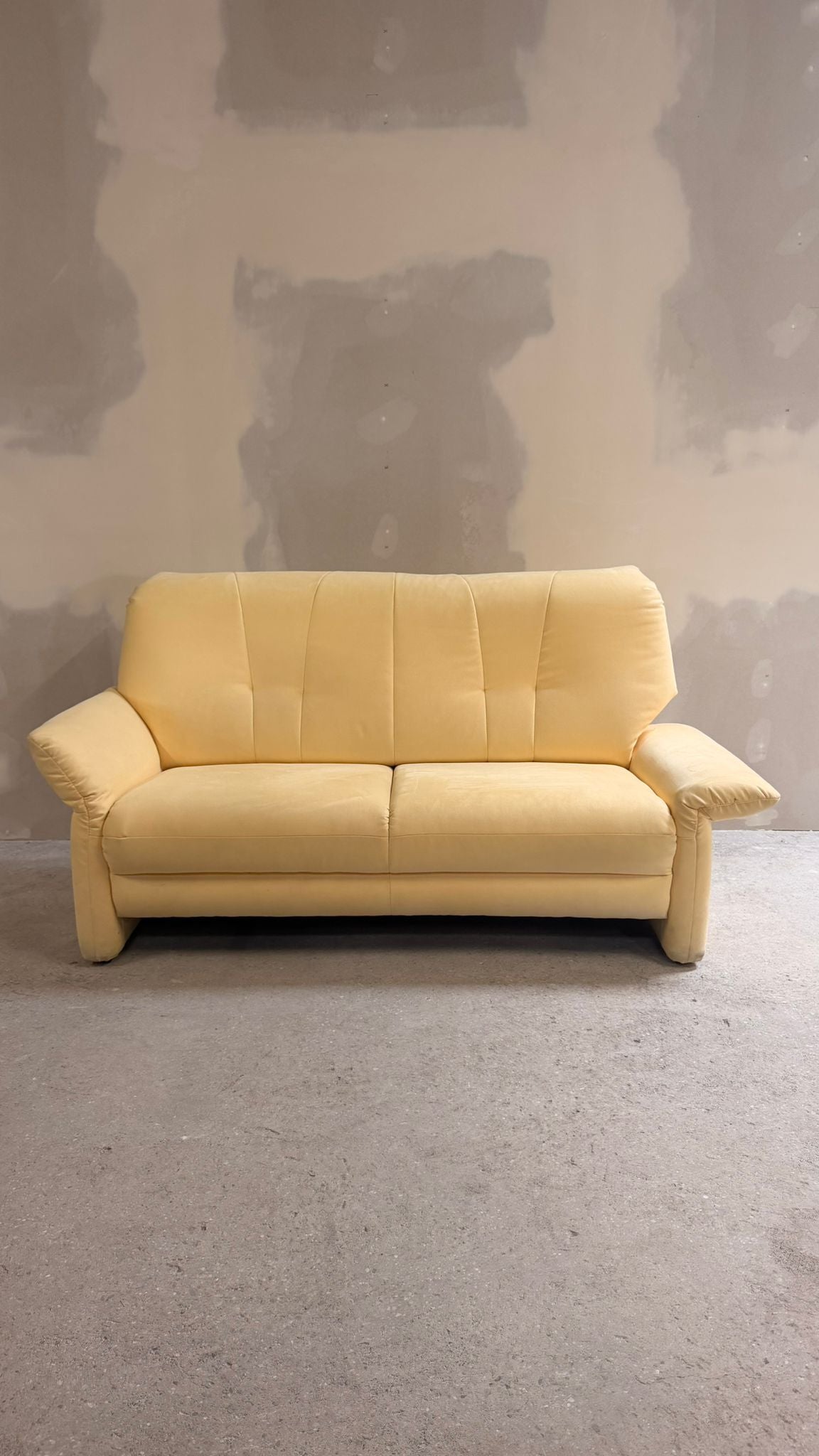 2-Sitzer Sofa mit verstellbaren Armlehnen in Cremefarbe