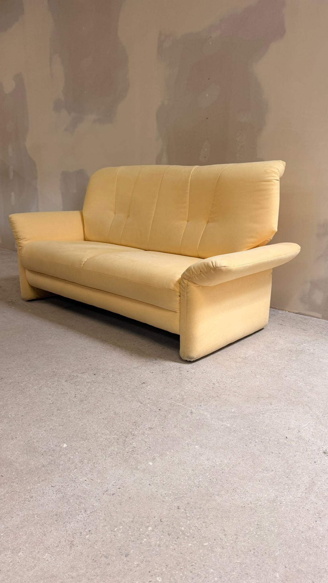 2-Sitzer Sofa mit verstellbaren Armlehnen in Cremefarbe
