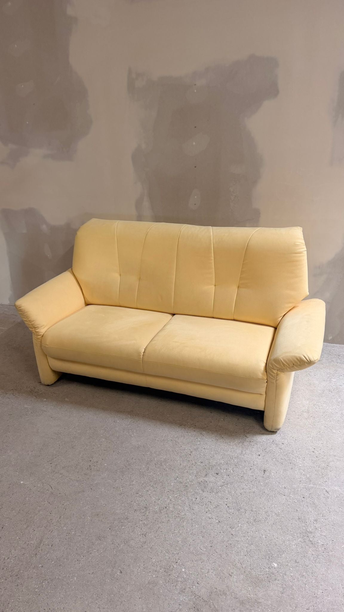 2-Sitzer Sofa mit verstellbaren Armlehnen in Cremefarbe