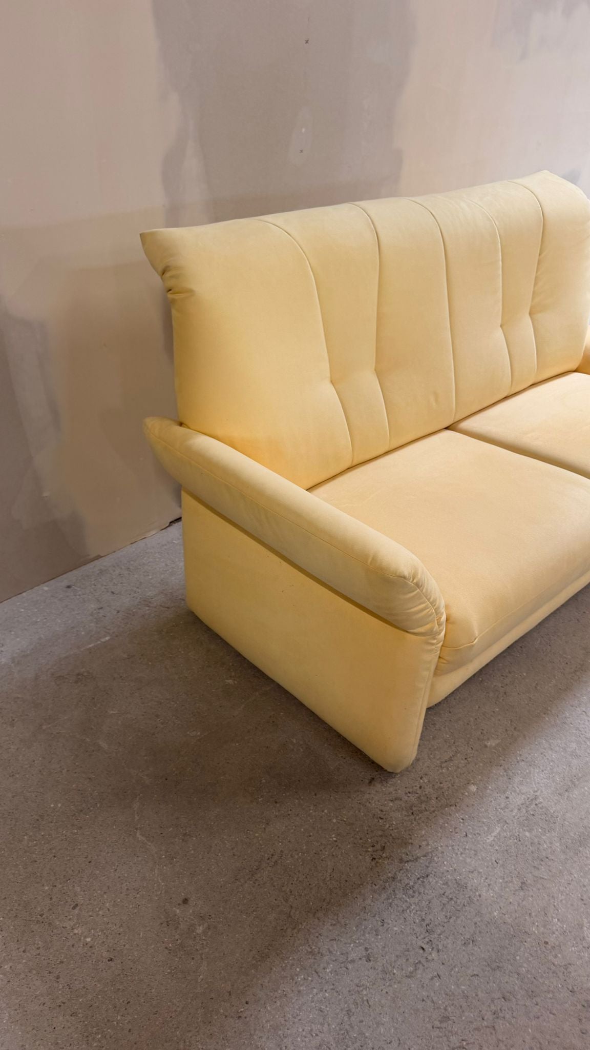 2-Sitzer Sofa mit verstellbaren Armlehnen in Cremefarbe