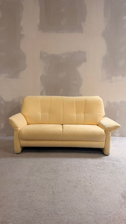 2-Sitzer Sofa mit verstellbaren Armlehnen in Cremefarbe
