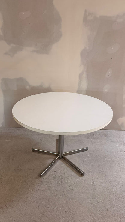 70er Chrom Space Age Tisch, weisse Platte und Chromgestell