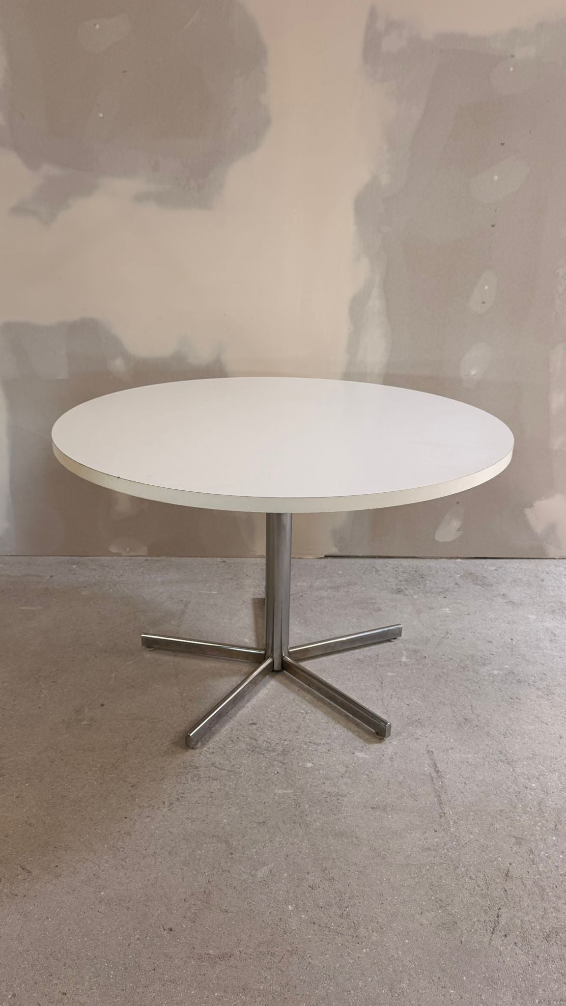 70er Chrom Space Age Tisch, weisse Platte und Chromgestell