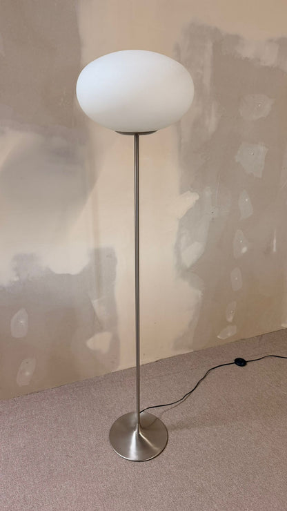 Space Age Design Stehlampe aus Opalglas mit Tulipfuss