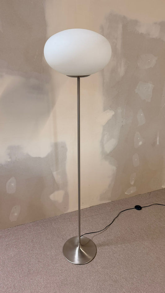 Space Age Design Stehlampe aus Opalglas mit Tulipfuss
