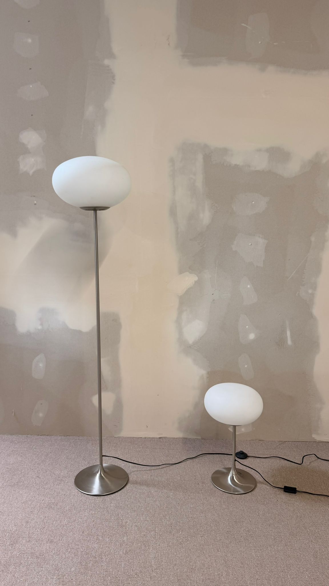 Space Age Design Stehlampe aus Opalglas mit Tulipfuss