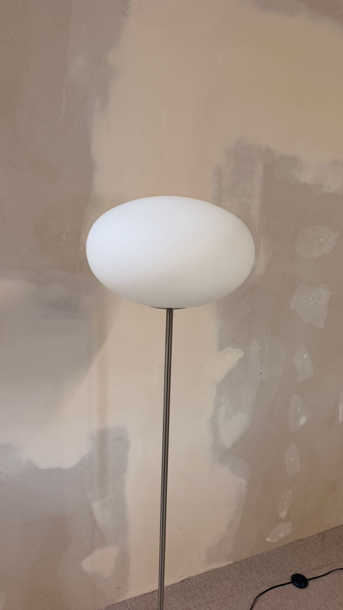 Space Age Design Stehlampe aus Opalglas mit Tulipfuss