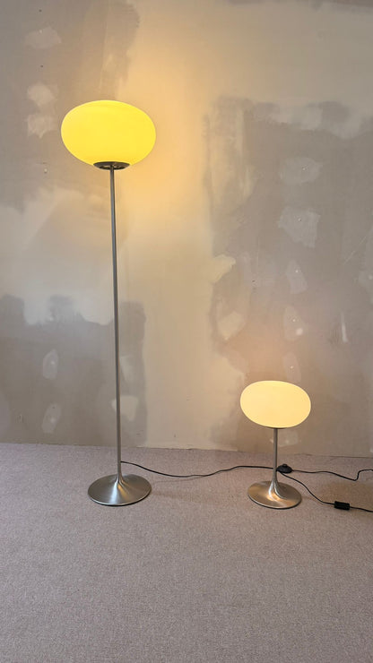 Space Age Design Stehlampe aus Opalglas mit Tulipfuss