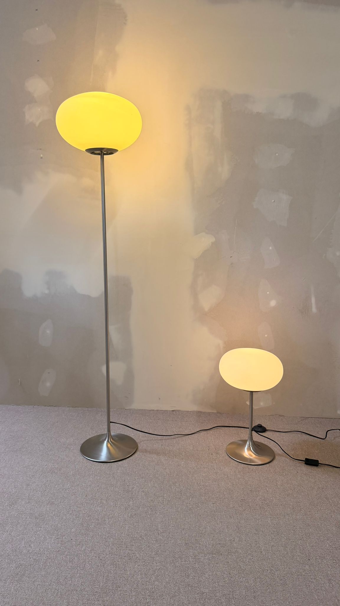 Space Age Design Tischlampe aus Opalglas mit Tulipfuss