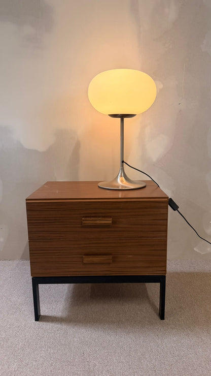 Space Age Design Tischlampe aus Opalglas mit Tulipfuss