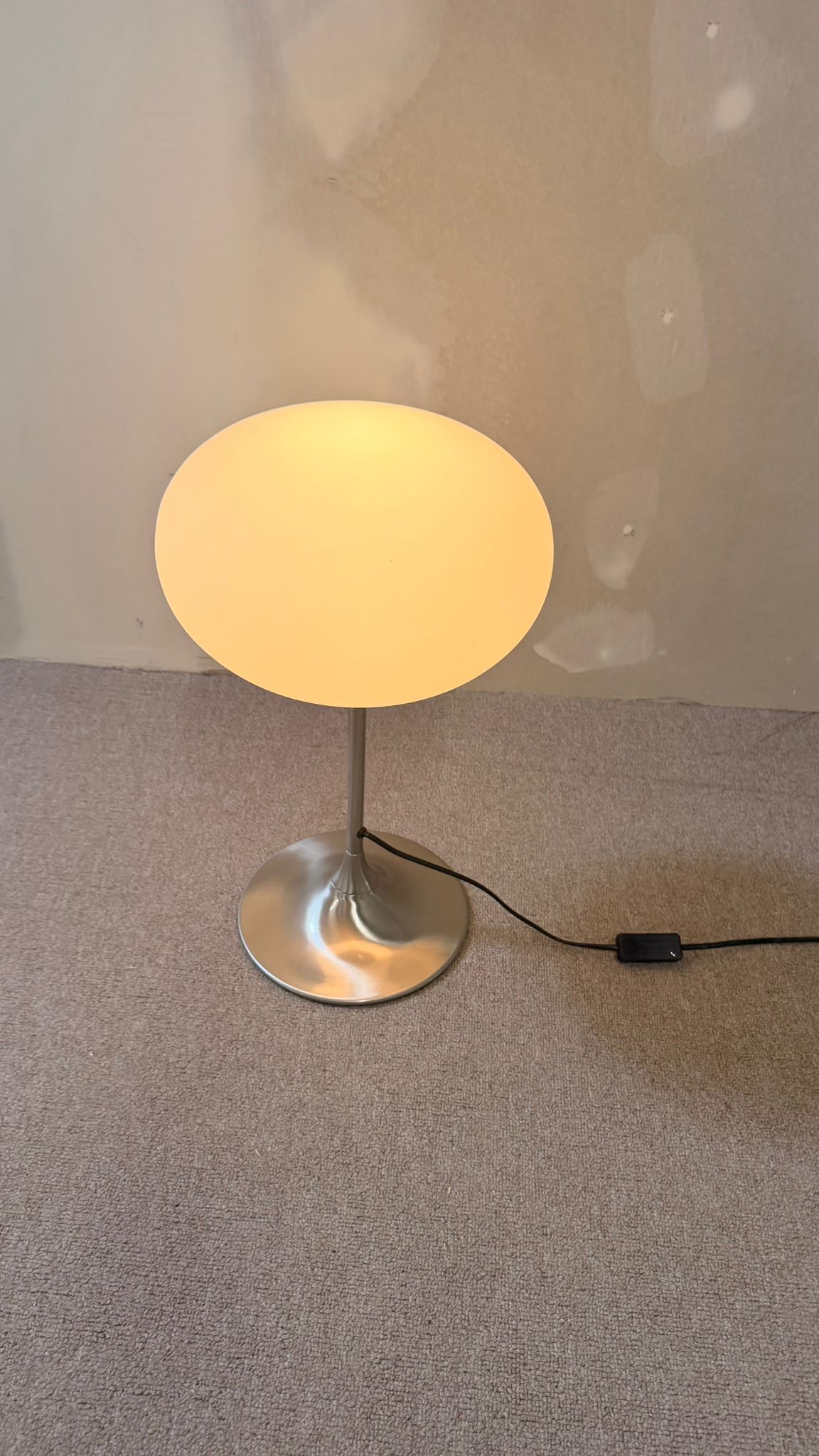 Space Age Design Tischlampe aus Opalglas mit Tulipfuss