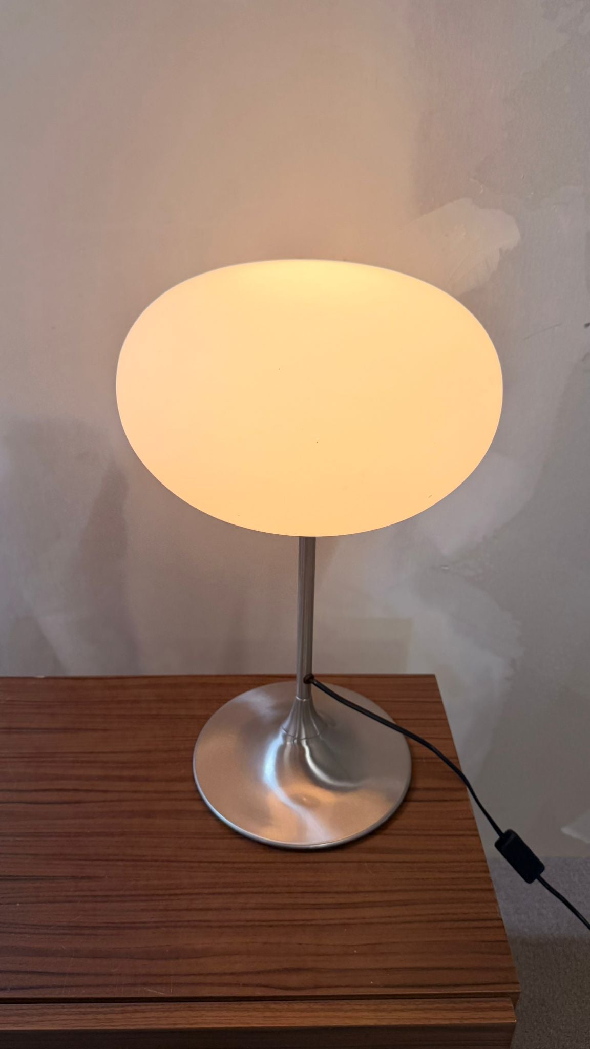 Space Age Design Tischlampe aus Opalglas mit Tulipfuss