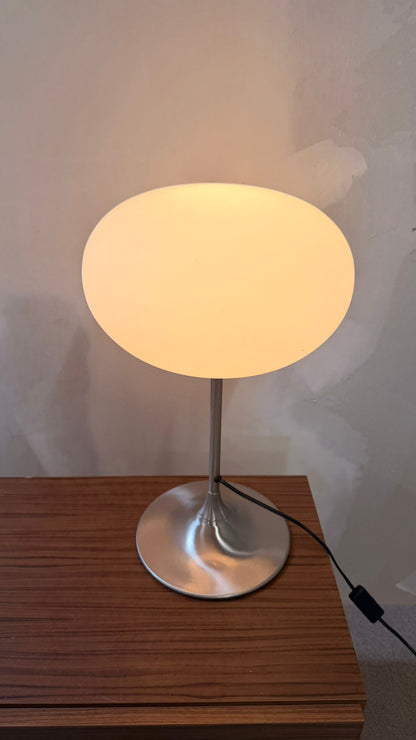 Space Age Design Tischlampe aus Opalglas mit Tulipfuss