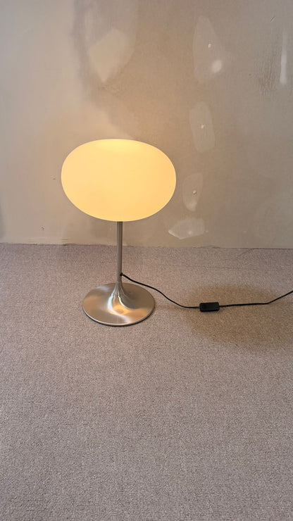 Space Age Design Tischlampe aus Opalglas mit Tulipfuss