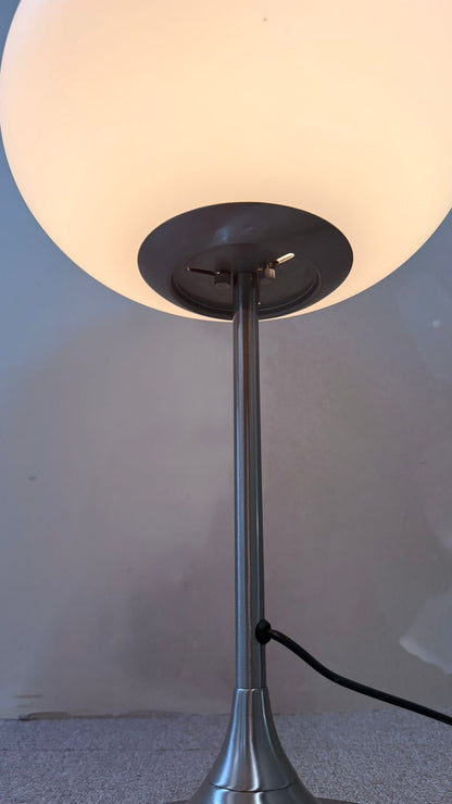 Space Age Design Tischlampe aus Opalglas mit Tulipfuss