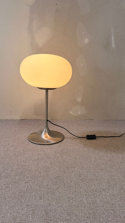 Space Age Design Tischlampe aus Opalglas mit Tulipfuss