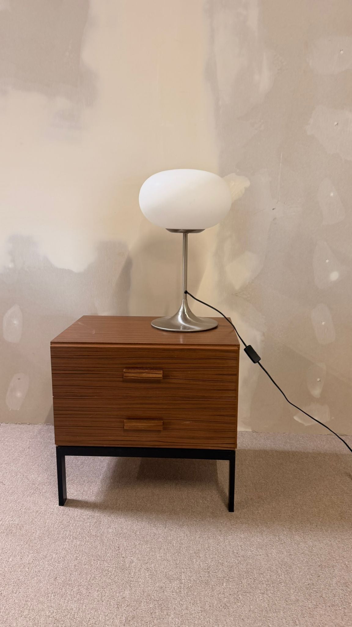 Space Age Design Tischlampe aus Opalglas mit Tulipfuss