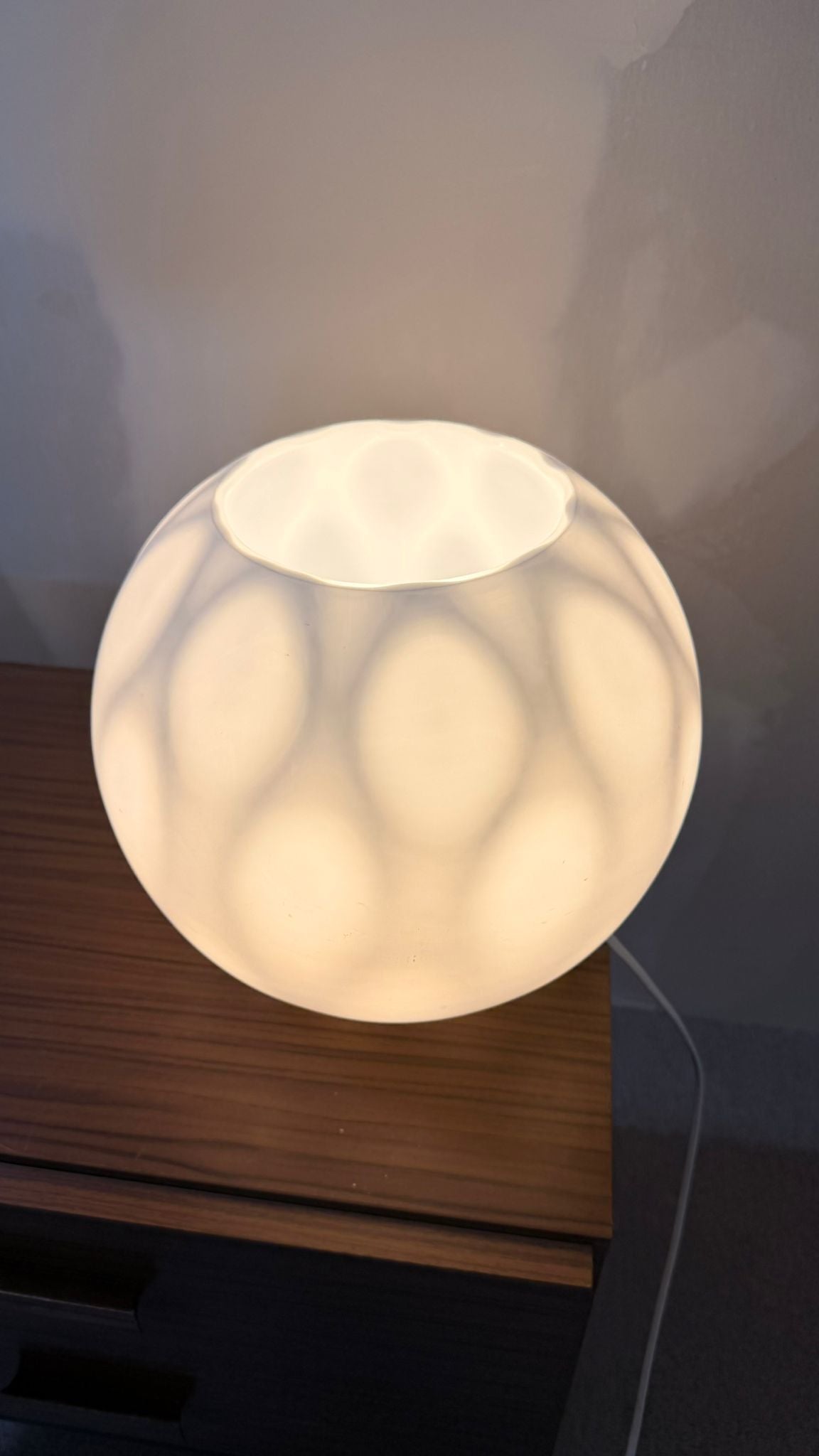 Vintage Designer Kugelleuchte aus Opalglas mit Lichtspiel