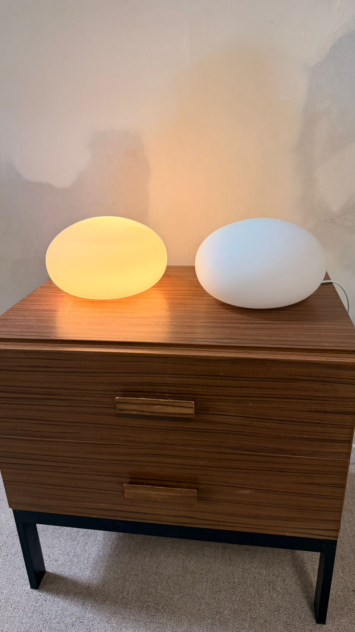 Space Age Tischlampe in Kieselsteinform Opalglas,2