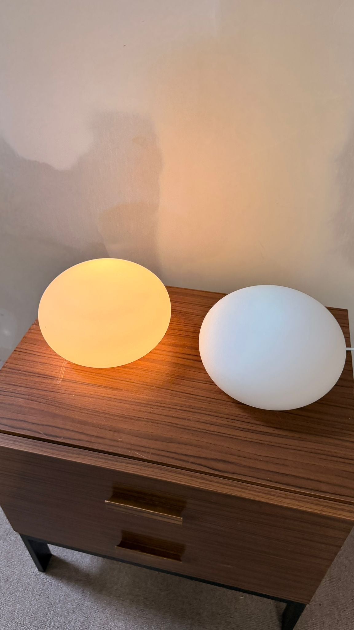 Space Age Tischlampe in Kieselsteinform Opalglas,2