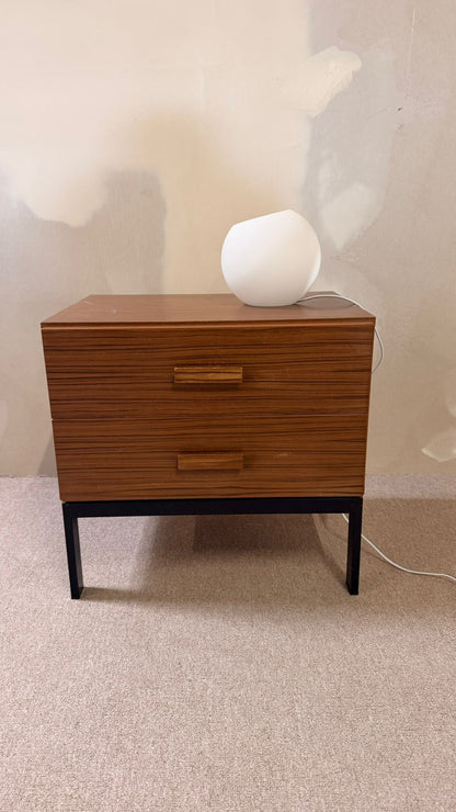 Skandinavische Design Kugel Tischlampe aus Opalglas