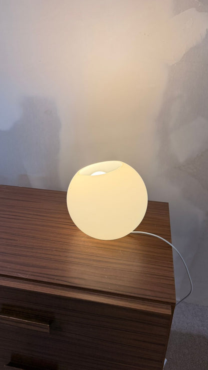 Skandinavische Design Kugel Tischlampe aus Opalglas