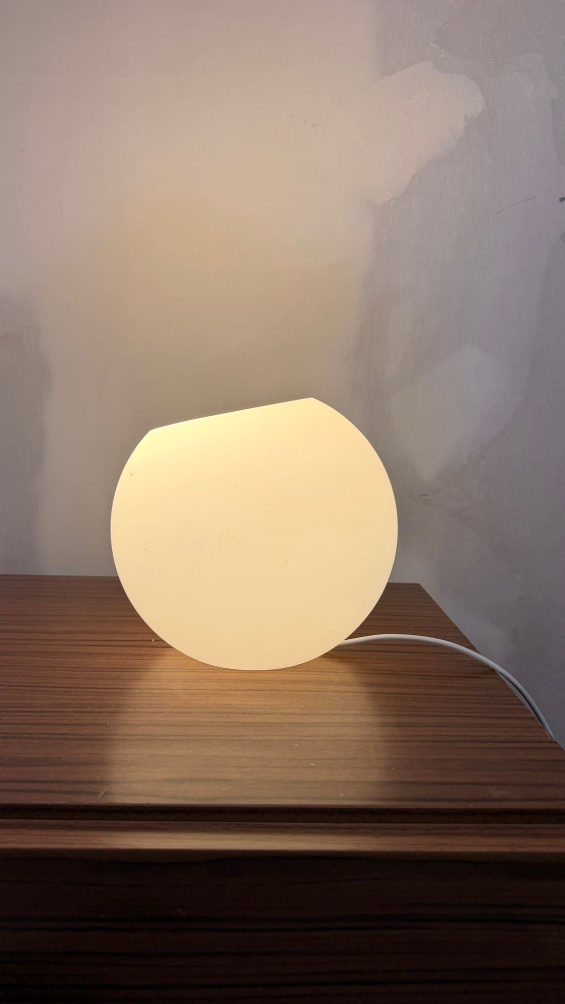 Skandinavische Design Kugel Tischlampe aus Opalglas