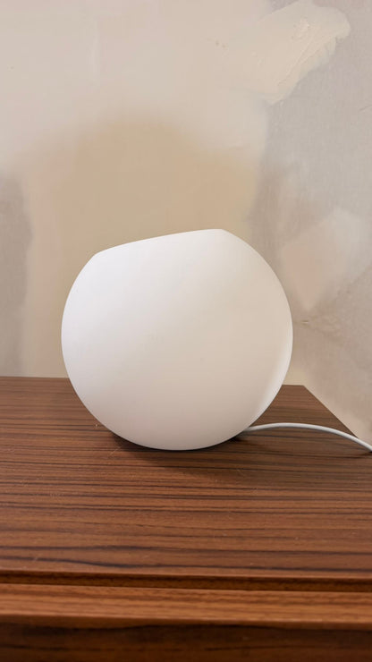 Skandinavische Design Kugel Tischlampe aus Opalglas