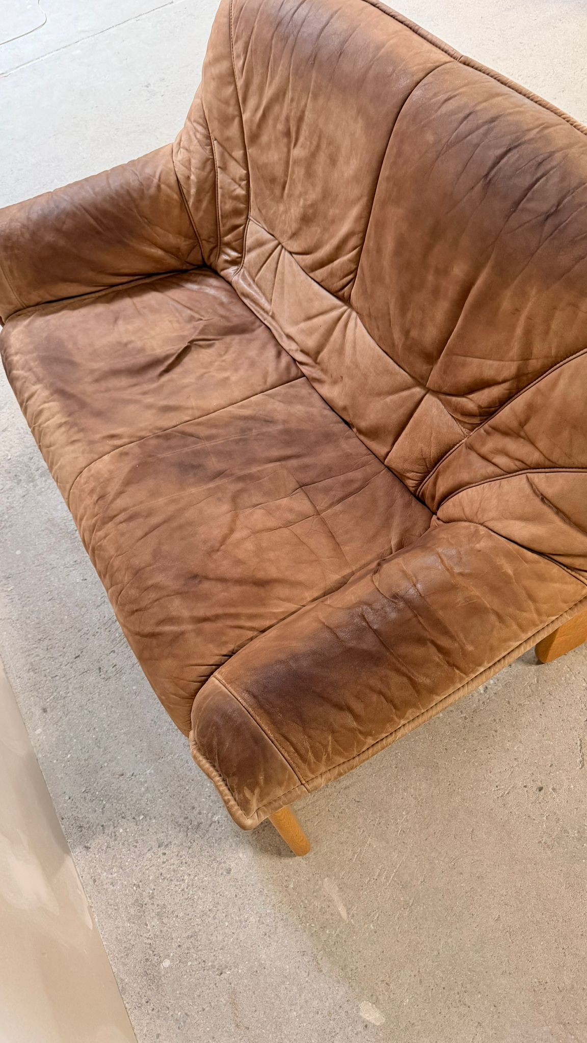 Brutalistisches 2er Sofa aus Leder und Teakholz aus den 70er