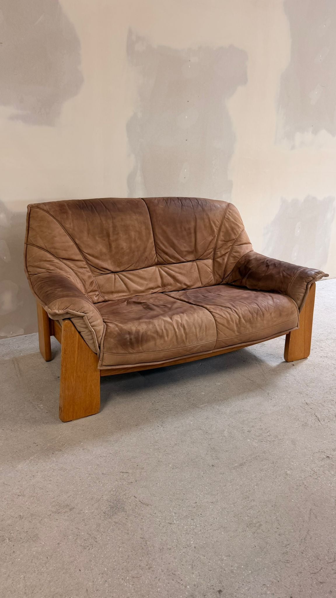 Brutalistisches 2er Sofa aus Leder und Teakholz aus den 70er