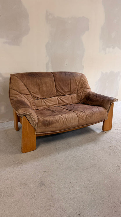 Brutalistisches 2er Sofa aus Leder und Teakholz aus den 70er