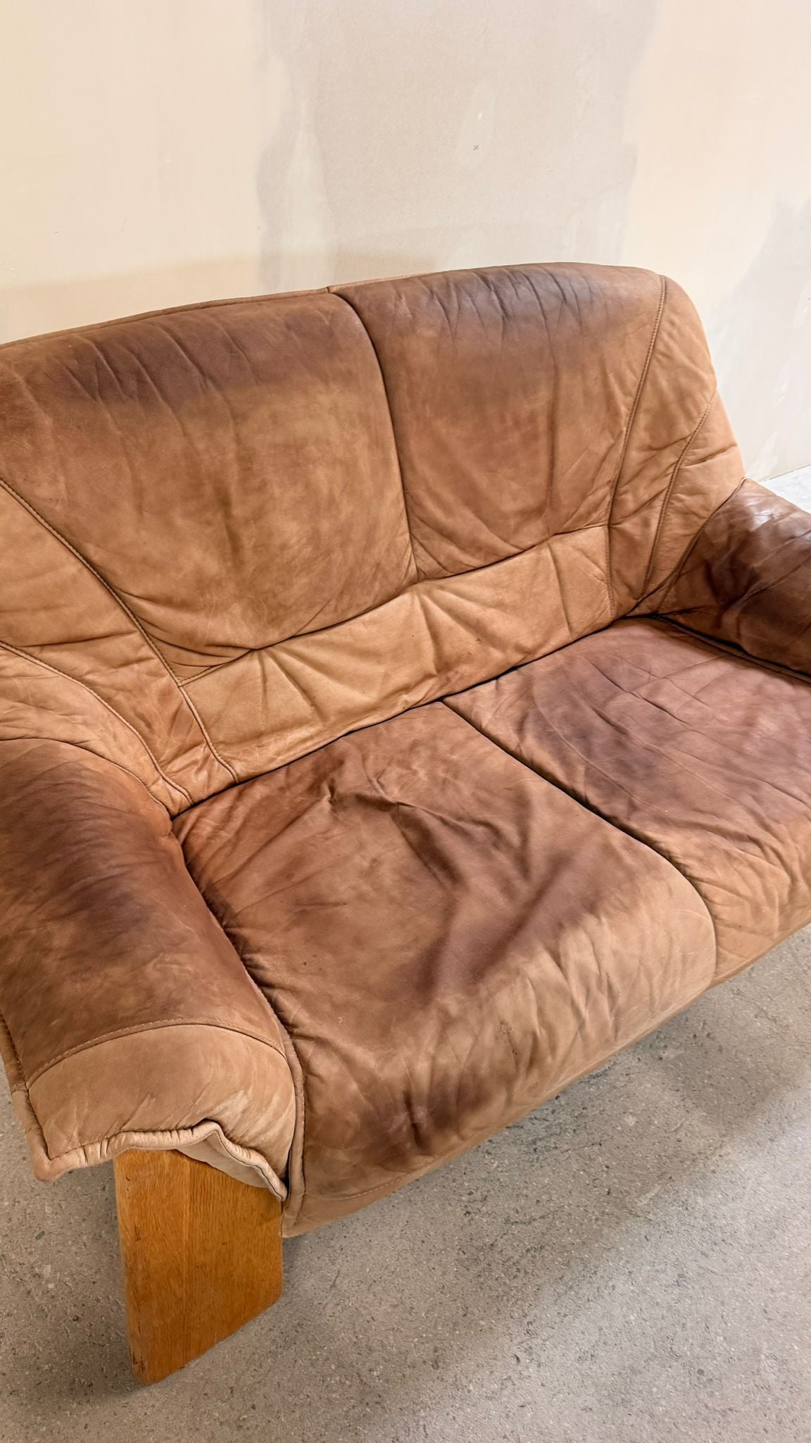 Brutalistisches 2er Sofa aus Leder und Teakholz aus den 70er