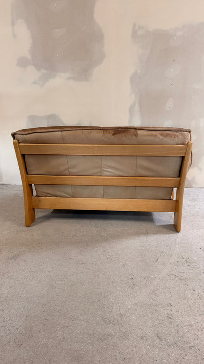 Brutalistisches 2er Sofa aus Leder und Teakholz aus den 70er