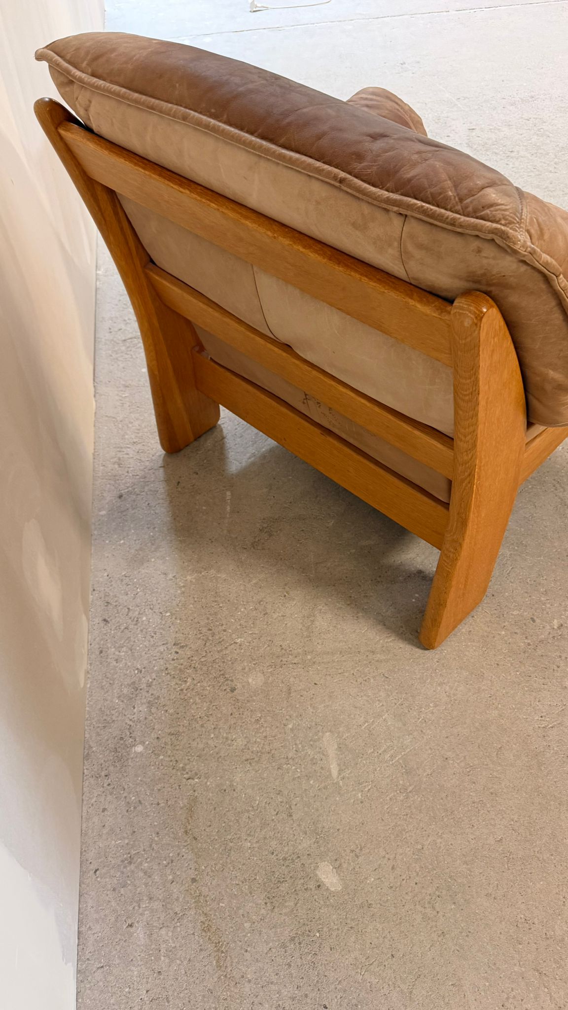 Brutalistisches 2er Sofa aus Leder und Teakholz aus den 70er