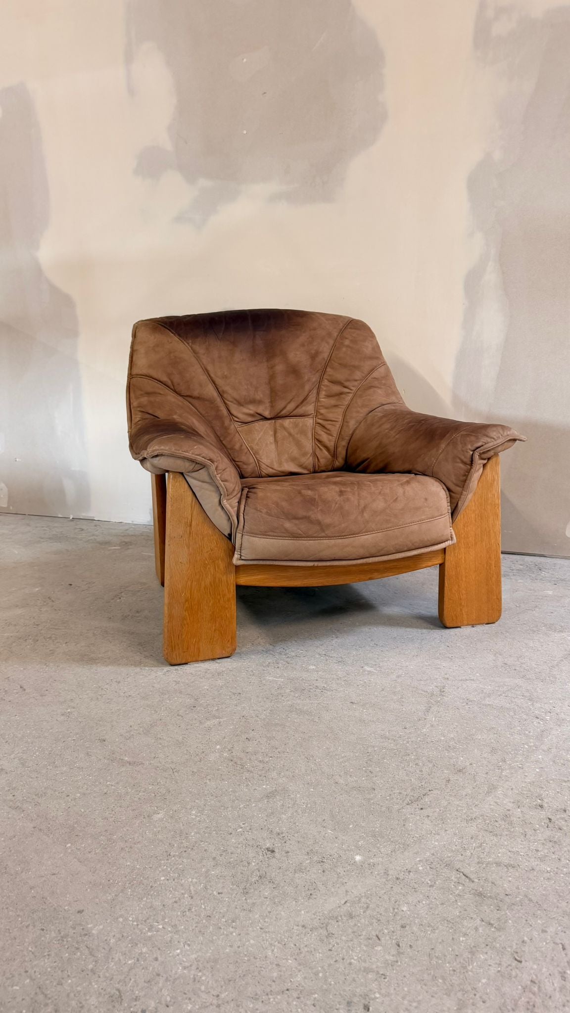 Brutalistischer Sessel aus Leder und Teakholz aus den 70er