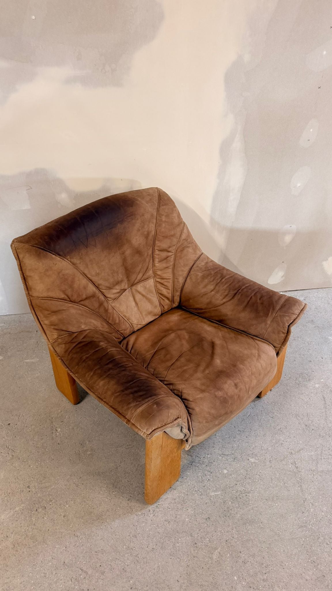 Brutalistischer Sessel aus Leder und Teakholz aus den 70er