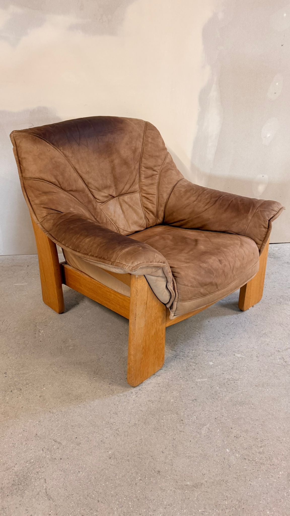 Brutalistischer Sessel aus Leder und Teakholz aus den 70er