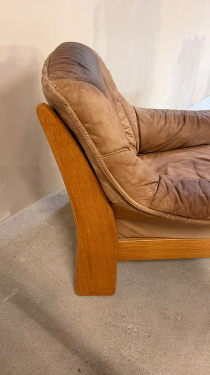 Brutalistischer Sessel aus Leder und Teakholz aus den 70er