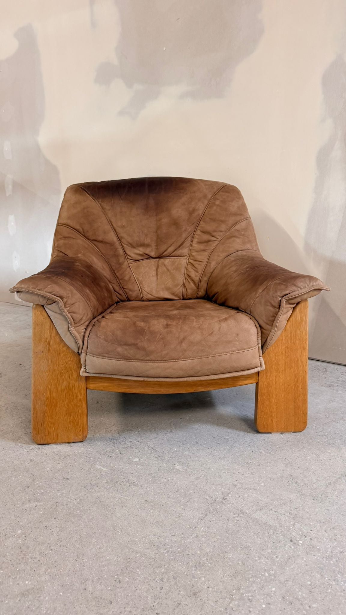 Brutalistischer Sessel aus Leder und Teakholz aus den 70er