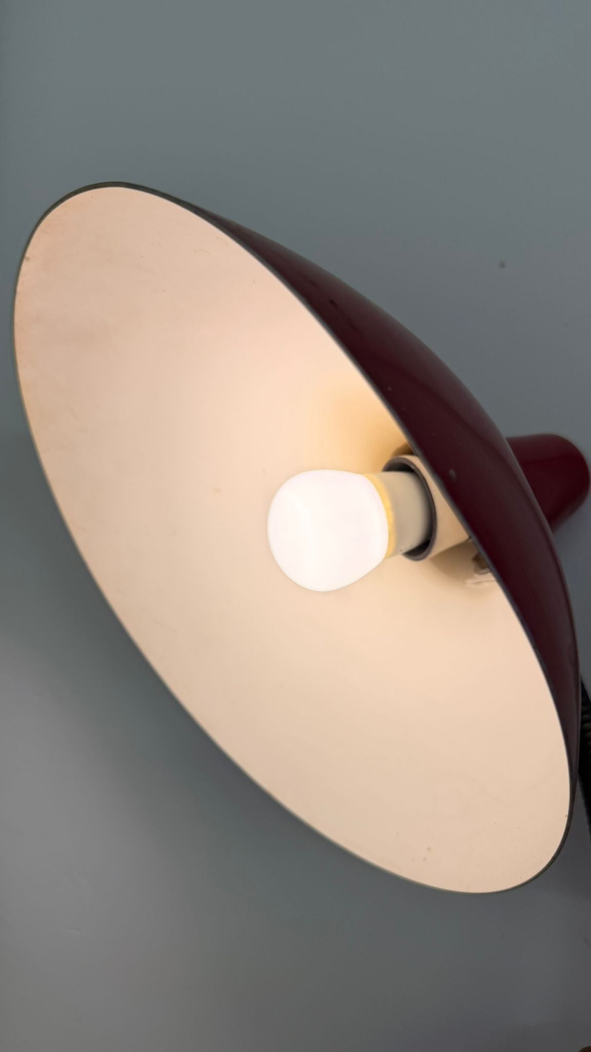 Retro Tischlampe aus den 60er Jahren im Bauhaus Stil