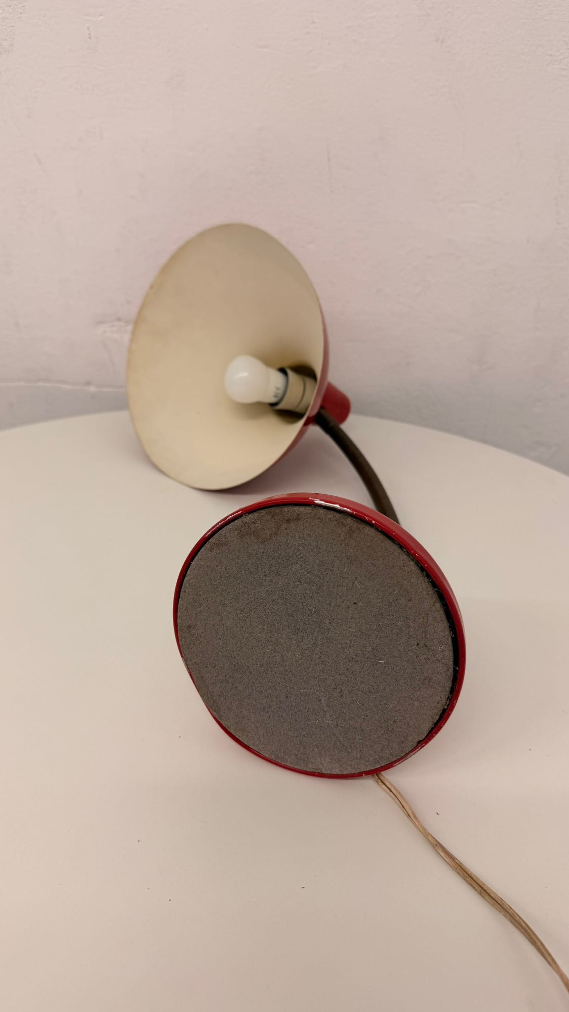 Retro Tischlampe aus den 60er Jahren im Bauhaus Stil