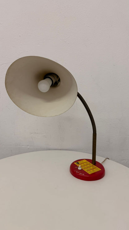 Retro Tischlampe aus den 60er Jahren im Bauhaus Stil