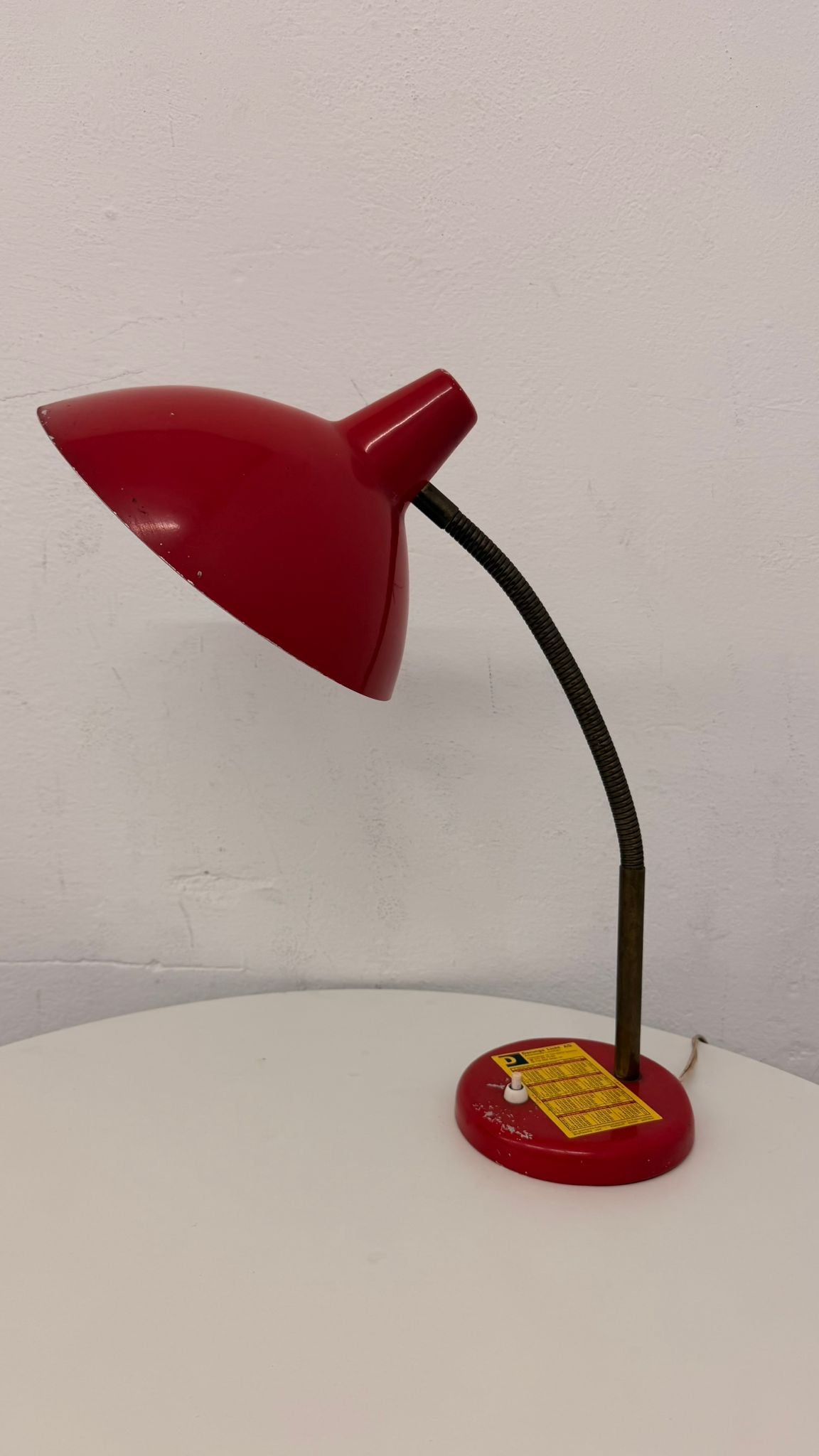 Retro Tischlampe aus den 60er Jahren im Bauhaus Stil